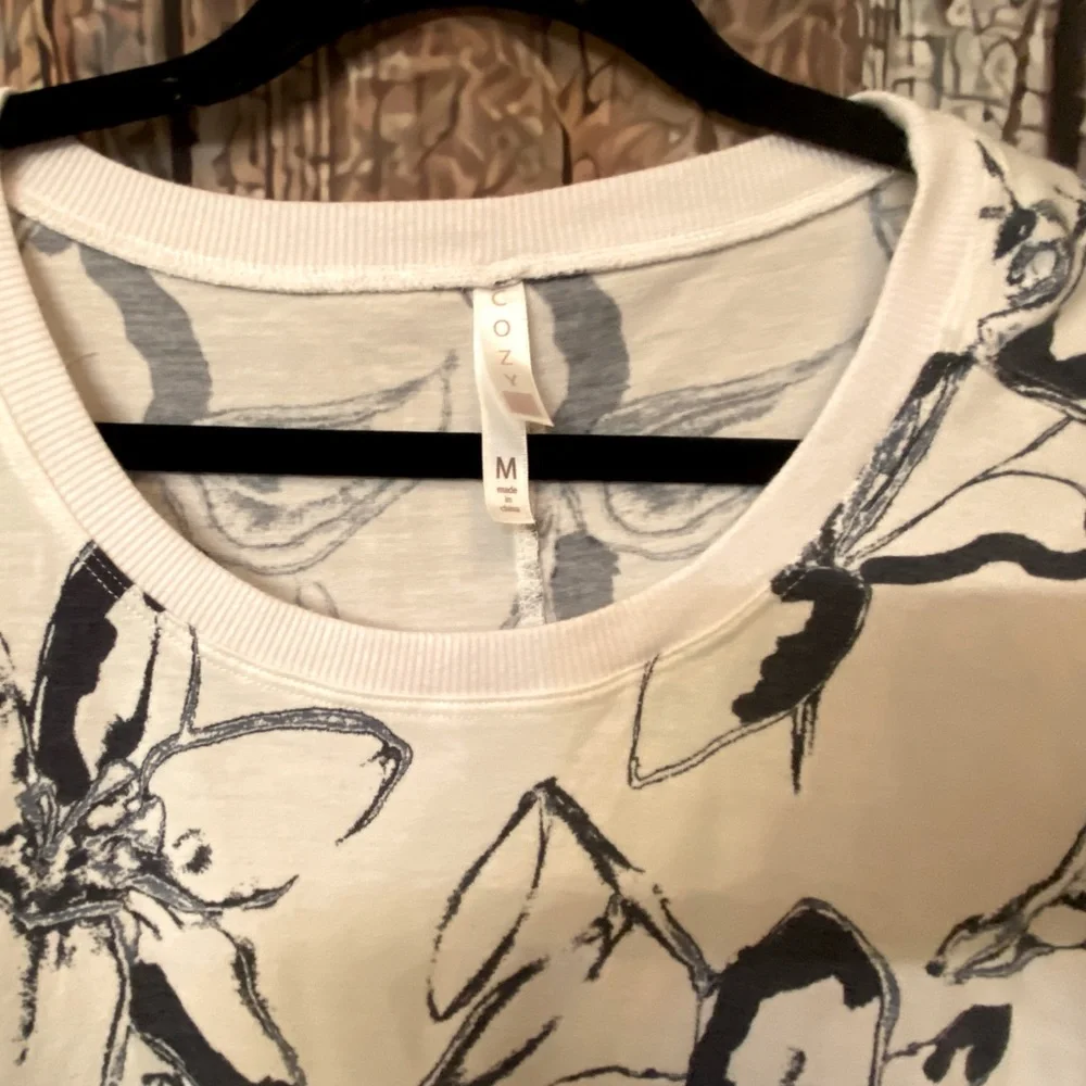 LulaRoe Cozy Kate 3/4 Sleeve Shark-bite T - Picture 2 of 5